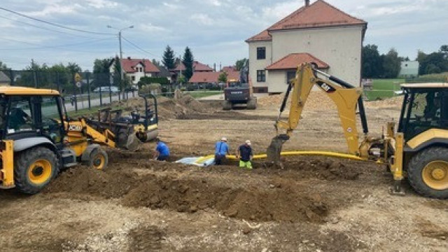 Boisko przy Szkole Podstawowej w Bielanach zamieniło się już w wielki plac budowy