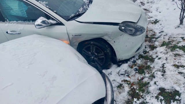 Brak zimowych opon znów przyczyną problemów na drodze – FOTO