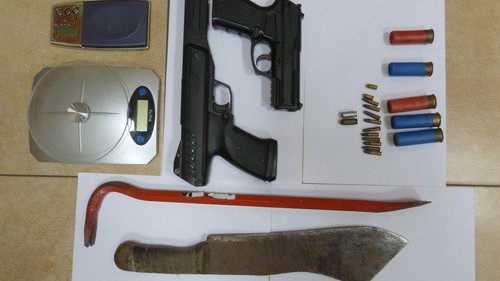 BRZESZCZE. Niezłe z niego ziółko. W domu 22-latka znaleziono broń i konopie indyjskie