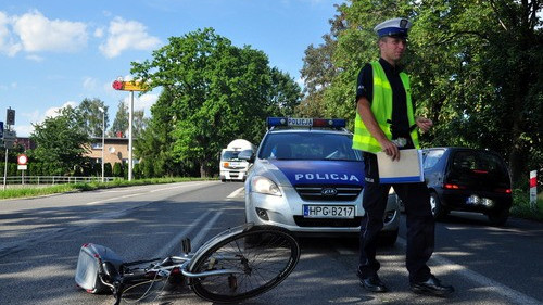 BRZESZCZE. Policjanci poszukują sprawcy potrącenia rowerzystki