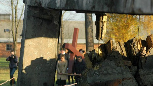 BRZEZINKA. Droga Krzyżowa pośród obozowych baraków i ruin krematoriów