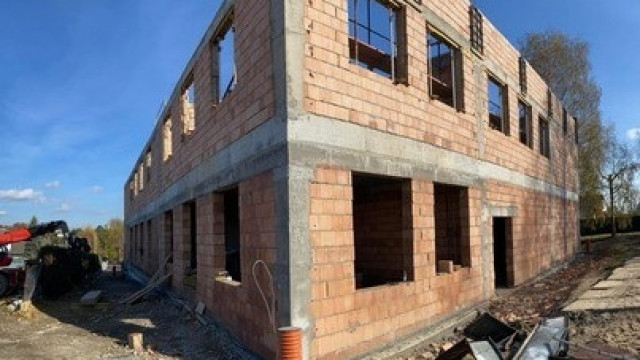 Budowa szkoły w Malcu – mury już stoją!