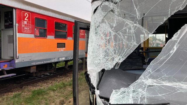 BULOWICE. Autobus zderzył się z pociągiem