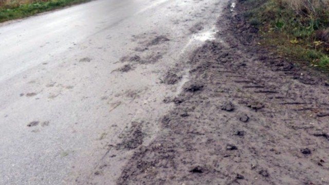 BULOWICE. Kierowca traktora zanieczyścił jezdnie, stracił dowód rejestracyjny