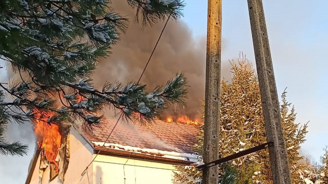 BULOWICE. Pożar poddasza dwupiętrowego domu, pomogli sąsiedzi