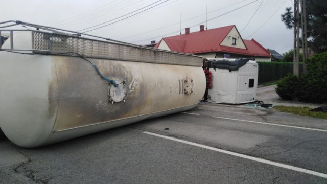 BULOWICE. W wyniku kolizji, cysterna położyła się na bok