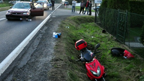 BULOWICE. Zderzenie skutera z samochodem osobowym. 24-latek trafił do szpitala