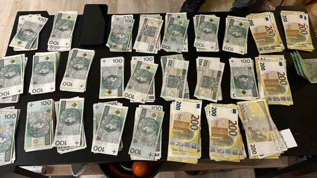 Chełmek: Oszuści wyłudzili od seniorów 80 tys. zł! Policja ostrzega – nie daj się nabrać „na policjanta”!