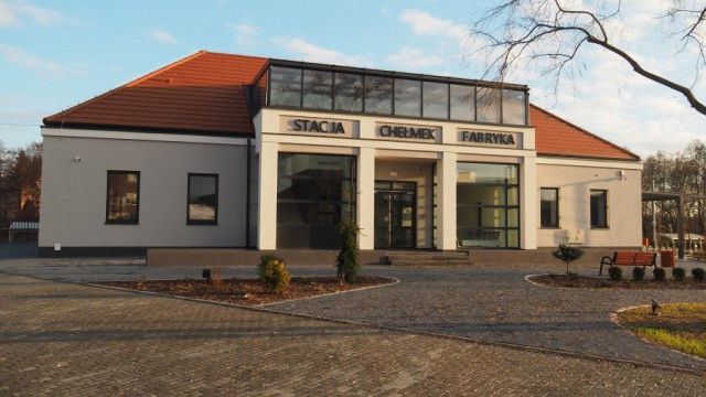 CHEŁMEK. Zrewitalizowany dworzec kolejowy „Chełmek Fabryka” lśni