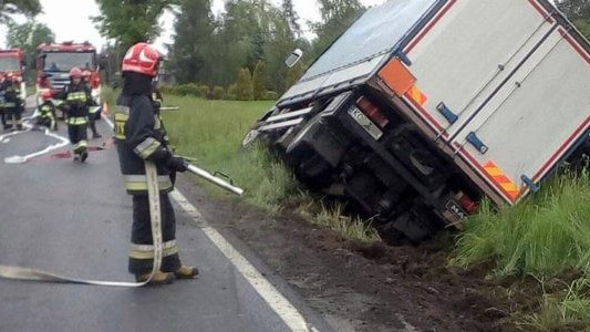 Ciężarówka z chemikaliami w rowie