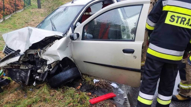 Czołowe zderzenie. Jedna osoba ranna – FOTO