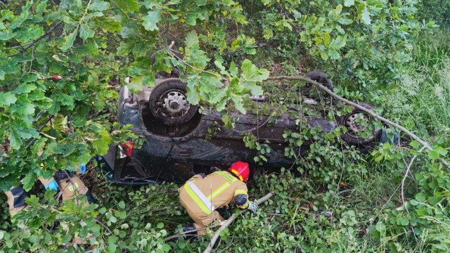 Dachowanie młodego kierowcy. Wiózł cztery osoby – FOTO