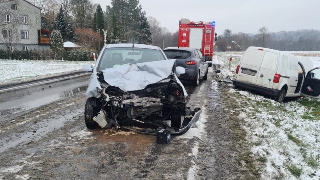 Dachowanie, poślizgi i zderzenia. Policja apeluje o ostrożność – FOTO