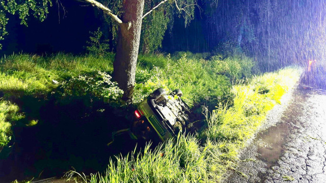 Dachowanie volkswagena. Trzy nastolatki trafiły do szpitala