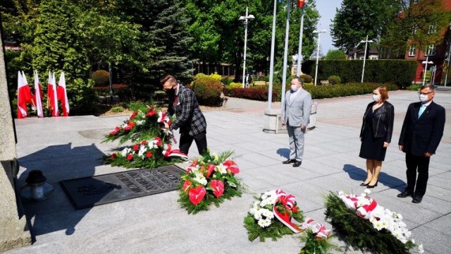 Delegacja władz Powiatu Oświęcimskiego oddała hołd ofiarom II wojny światowej