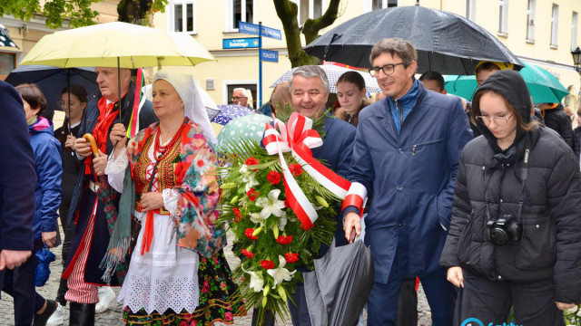 Deszczowe Święto Konstytucji w Oświęcimiu – FILM, FOTO