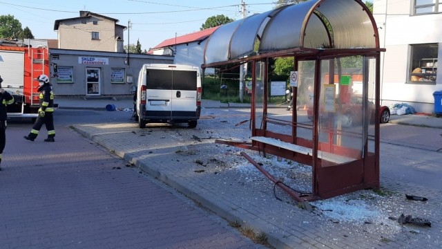 Dostawczak uderzył w wiatę przystanku - InfoBrzeszcze.pl