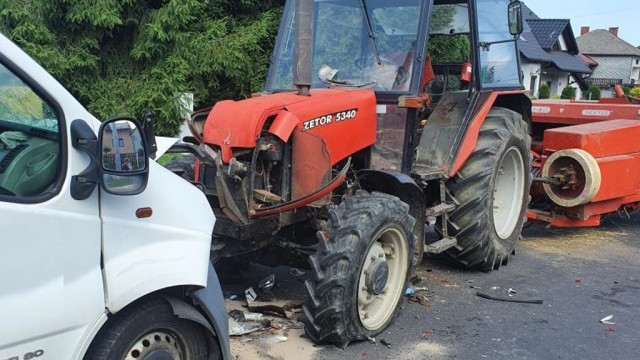 Dostawczak zderzył się czołowo z ciągnikiem rolniczym – FOTO