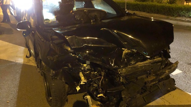 Dwa samochody osobowe zderzyły się w nocy na Rynku w Kętach – ZDJĘCIA!