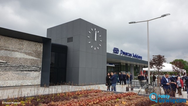 Dworzec kolejowy w Oświęcimiu otwarty – FILMY, FOTO