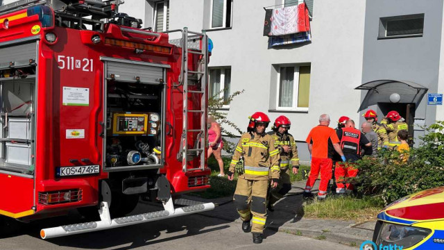 Dym w mieszkaniu na parterze. Strażacy w akcji – FOTO