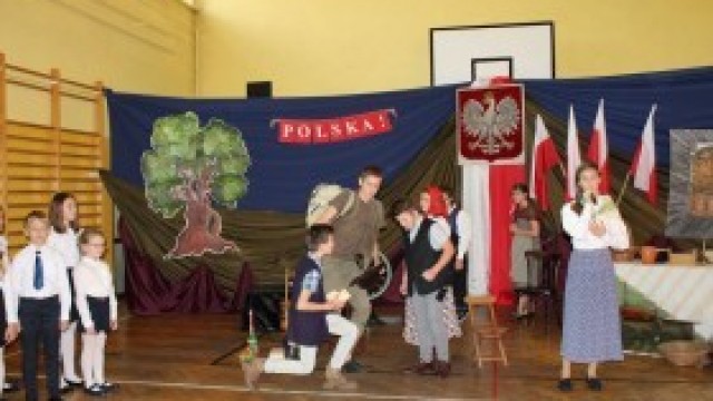 Dzień Niepodległości w szkole w Nowej Wsi - „Polska, Polska niepodległym krajem….”