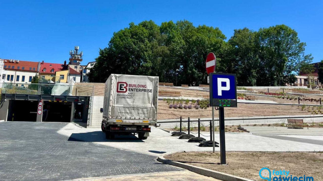 Dziewięć samochodów na nowym parkingu – FOTO