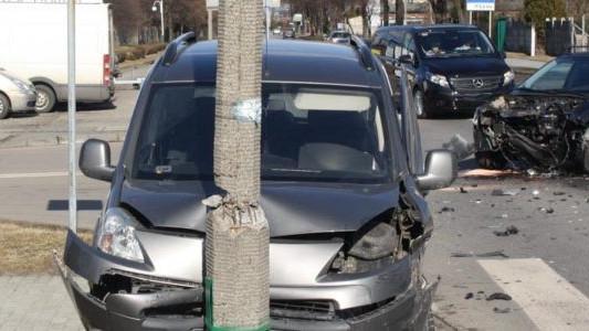 „Dzwon” na Leszczyńskiej to na szczęście kolizja – FOTO