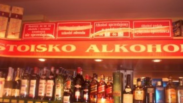 Ekspedientka jednego ze sklepów w Kętach podejrzana o sprzedaż alkoholu nieletnim