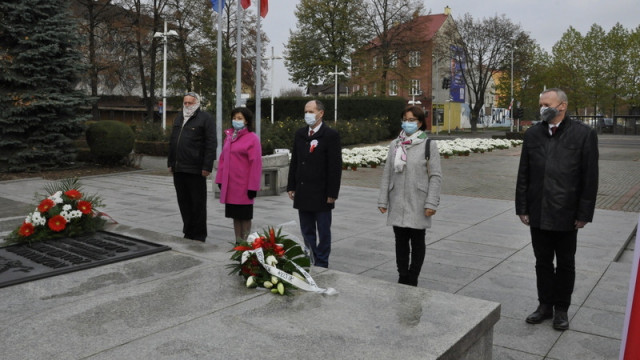 GMINA OŚWIĘCIM. Świętowanie na raty… Kwiaty złożyli przedstawiciele gminy Oświęcim