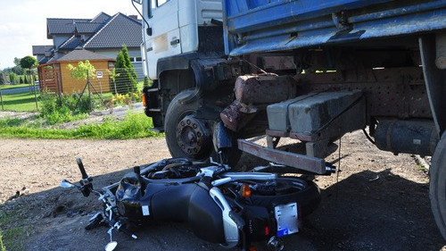 GORZÓW. Motocyklista podczas wyprzedzania zderzył się z ciężarówką