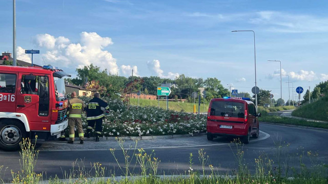 Granulat polimerowy wysypał się na drogę – FOTO