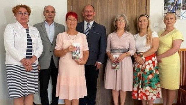 Gratulując pasji i wkładu w kształtowanie dzieci i młodzieży naszego miasta