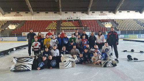 HOKEJ NA LODZIE. Pracowity miesiąc za młodymi hokeistami Unii