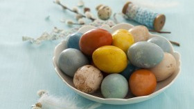 Jak naturalnie barwić jajka? Podajemy kilka propozycji