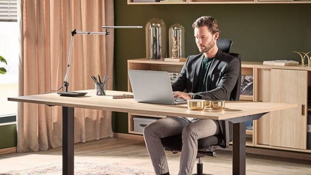 Jak wyposażyć ergonomiczne stanowisko pracy biurowej?