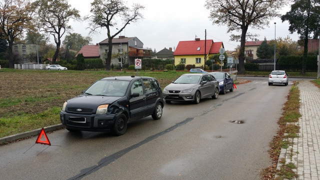 JAWISZOWICE. Kolizja trzech aut. 27-latka trafiła do szpitala