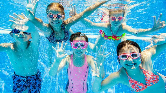 Już czterolatki mogą uczyć się pływać