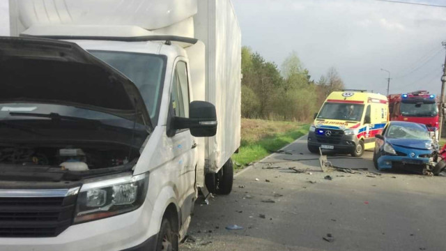 Karambol w Chełmku. Policjanci ratowali kierowcę