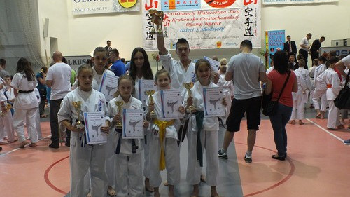 KARATE. Osiem medali dla karateków z Brzeszcz