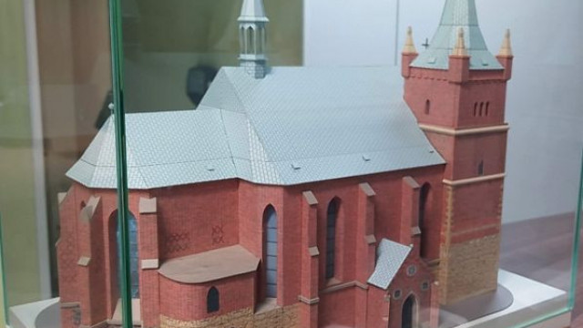 Kartonowy model kościoła w Zatorze