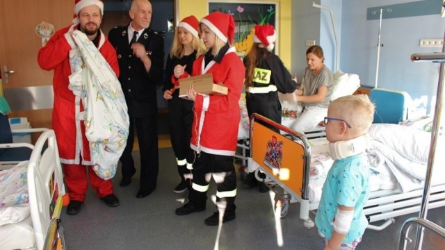 Kęcki Mikołaj odwiedził dzieci na szpitalnych oddziałach