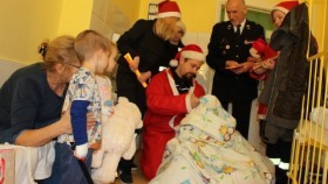 Kęcki Święty Mikołaj odwiedził dzieci na szpitalnych oddziałach