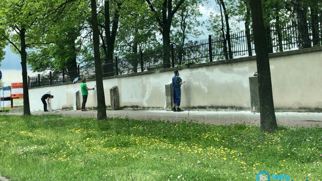 Kiedyś namalowali swastyki, teraz odmalowali mur cmentarza żydowskiego – FOTO