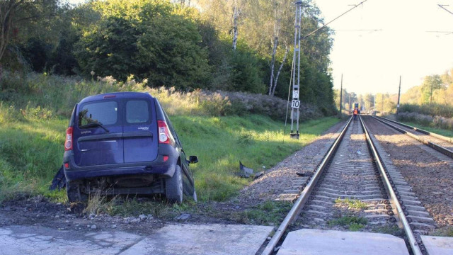 Kierowca wjechał na przejazd kolejowy wprost przed pociąg – FOTO