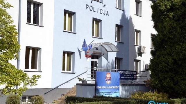 Kierownictwo w radiowozach, szeregowi policjanci na zwolnieniach