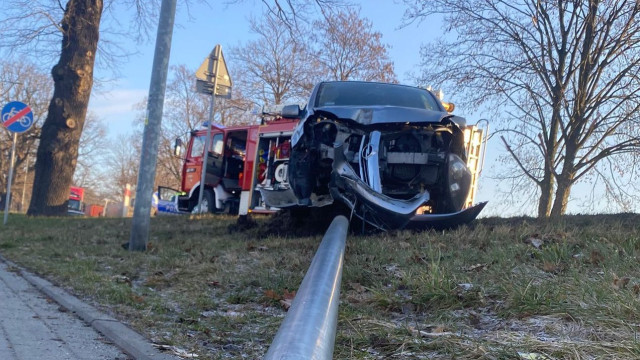 Kierująca oplem zasłabła podczas jazdy. Poranna akcja służb w Brzeszczach