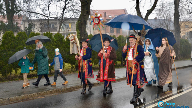 „Kłaniajcie się królowie”. Orszaki Trzech Króli przejdą ulicami powiatu