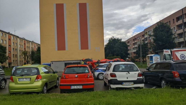 Kobieta zasłabła na parkingu. Nie udało się jej uratować