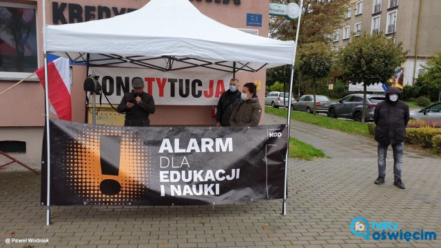 KOD protestuje. Alarm dla edukacji i nauki – FILM, FOTO